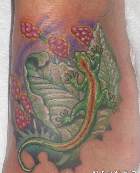 脚面上的变色龙纹身图案