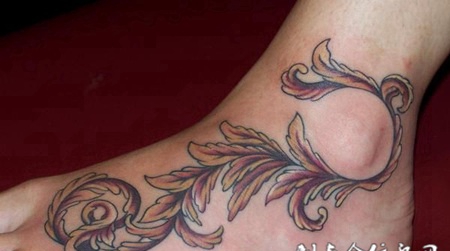 脚腕上的唐草纹身图案