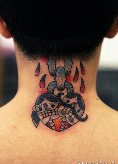 脖子后面的锁纹身图案