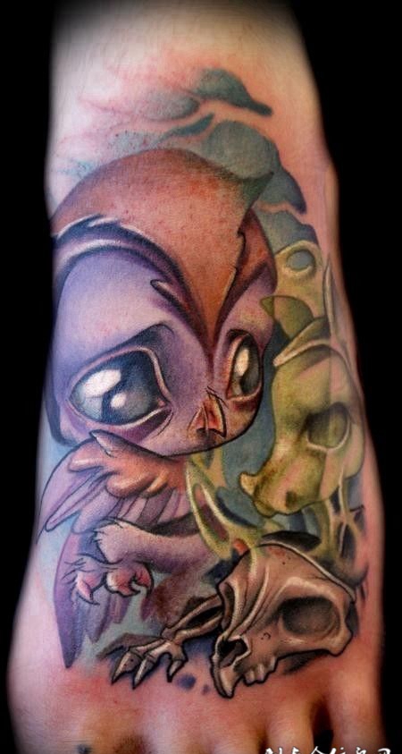 脚面上的猫头鹰骷髅头纹身图案