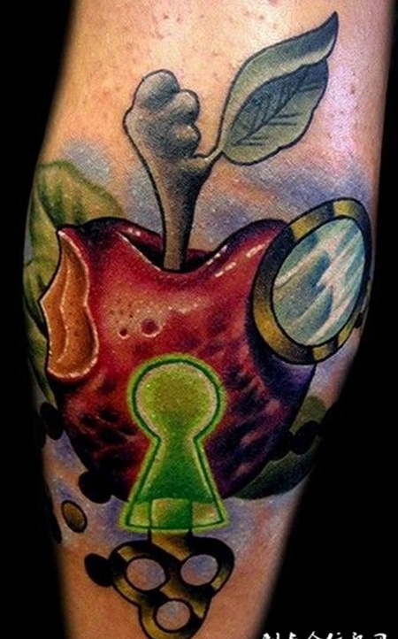 小腿上的苹果纹身图案