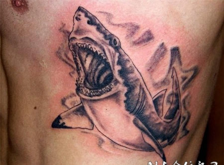 胸侧的鲨鱼纹身图案