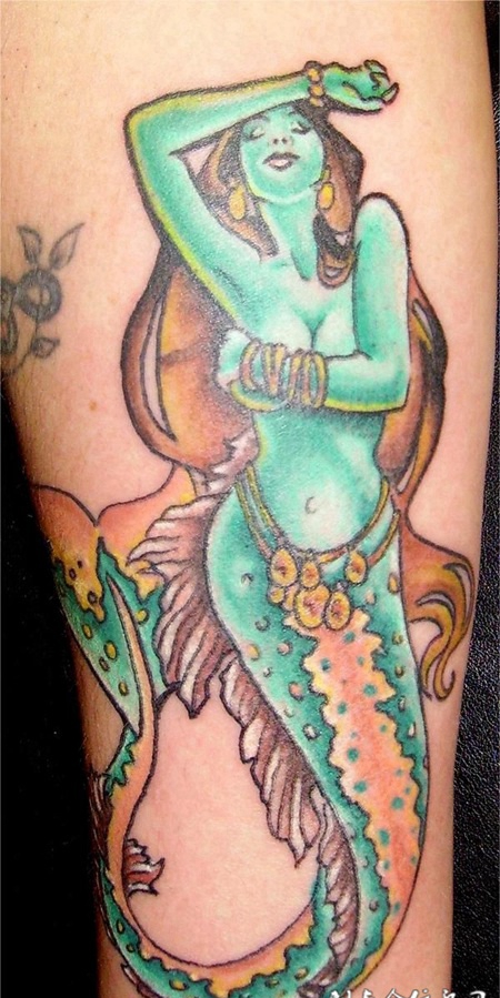大臂上的美人鱼纹身图案