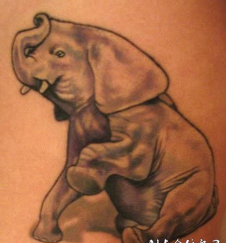 肩膀上的小象纹身图案