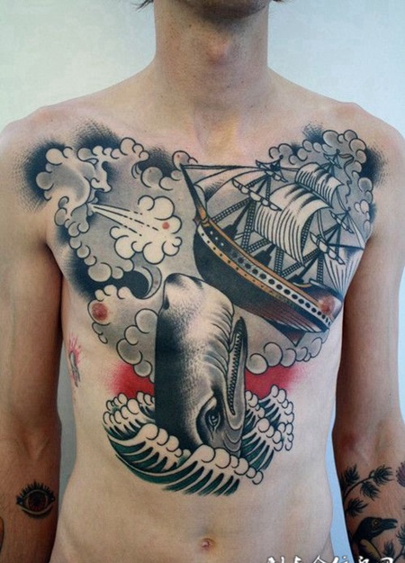 胸前的鲨鱼帆船纹身图案