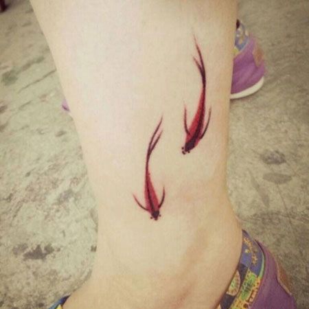 小腿红色双鱼纹身图案