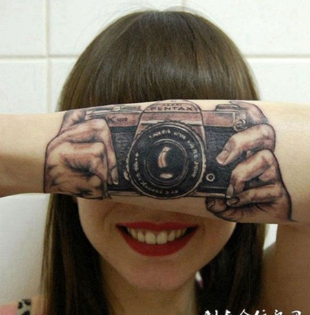 手臂上的相机纹身图案