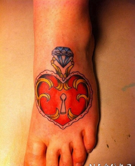 脚面上的钻石锁纹身图案