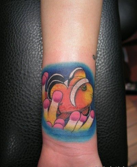 手臂卡通鱼纹身图案