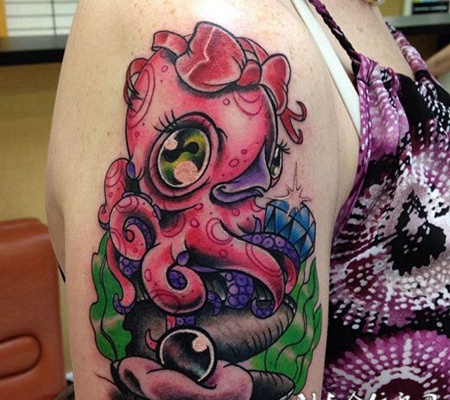 大臂上的小章鱼珍珠纹身图案