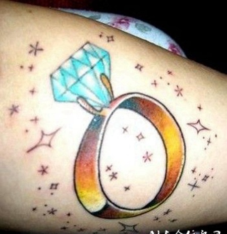 小腿上的钻石婚戒纹身图案