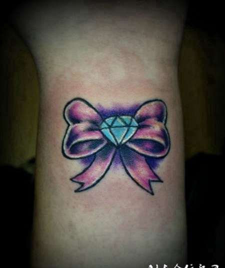 手腕上蝴蝶结钻石纹身图案