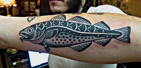 手臂个性大鱼纹身图案