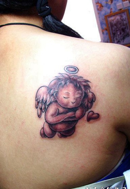 后背上的小天使纹身图案