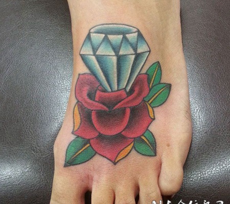 脚面上的钻石玫瑰纹身图案