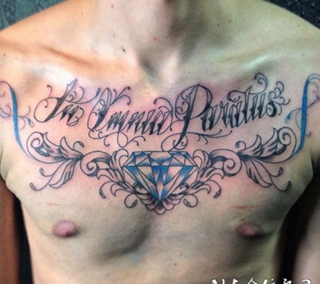 胸前的钻石英文纹身图案
