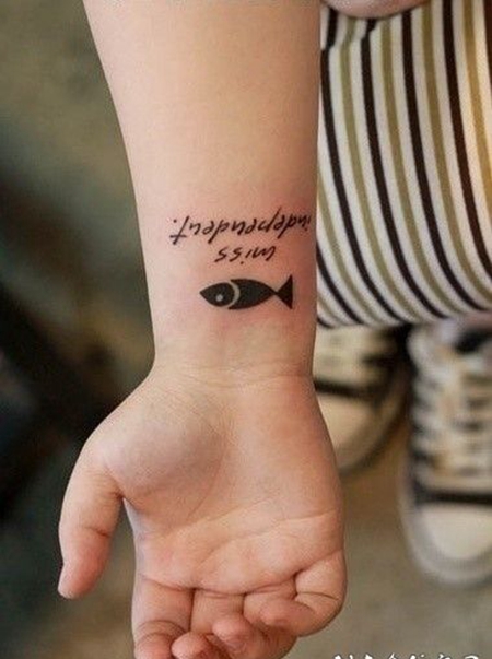 手腕黑色英文和鱼纹身图案