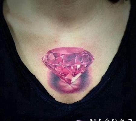 胸前的钻石纹身图案