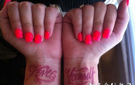 手腕上的花体字英文纹身图案