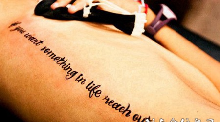 胸侧的英文的纹身图案