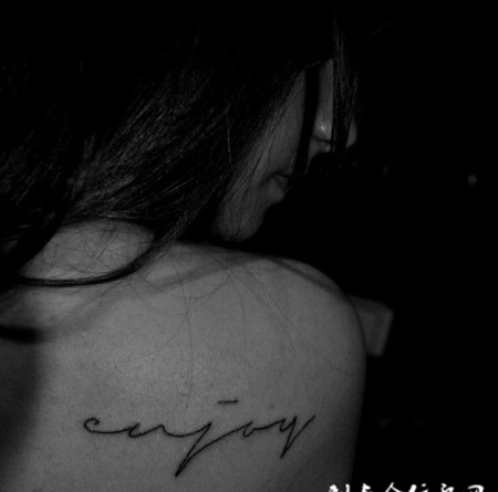 肩胛骨上的英文纹身图案