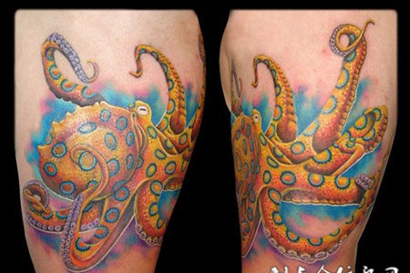 大臂上的金色章鱼纹身图案