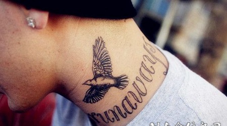 脖子上的英文老鹰纹身图案