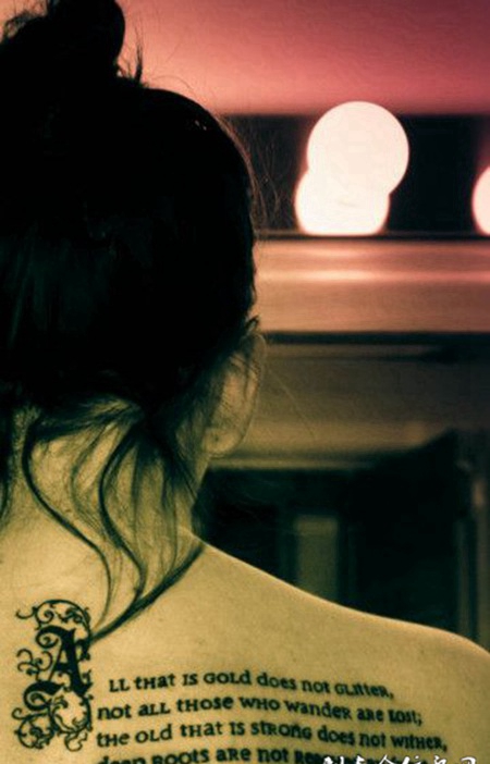 后背上的纹身图案