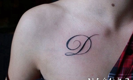 胸前的符号纹身图案