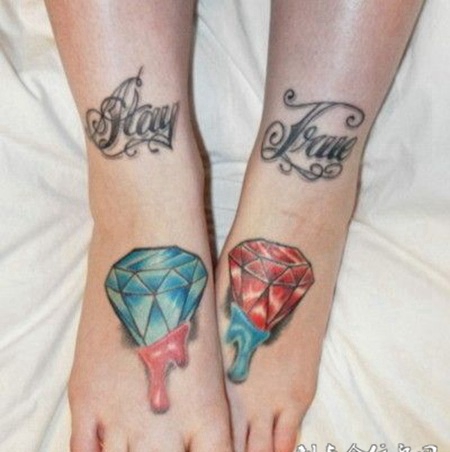 脚面上的钻石纹身图案