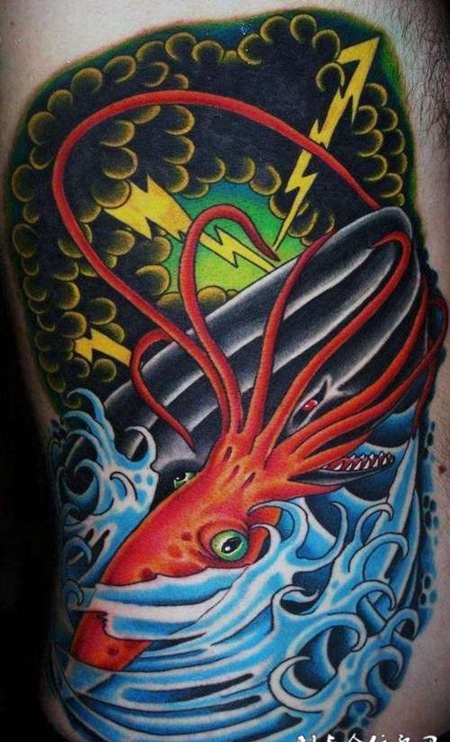 腰侧的章鱼乌贼纹身图案