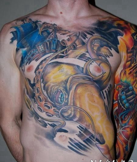 胸前的金色乌贼纹身图案