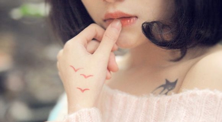 美女手部红色海鸥纹身图案