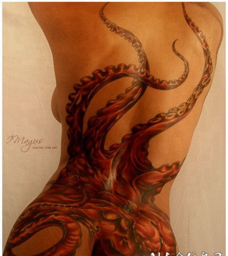 后腰上的大章鱼纹身图案