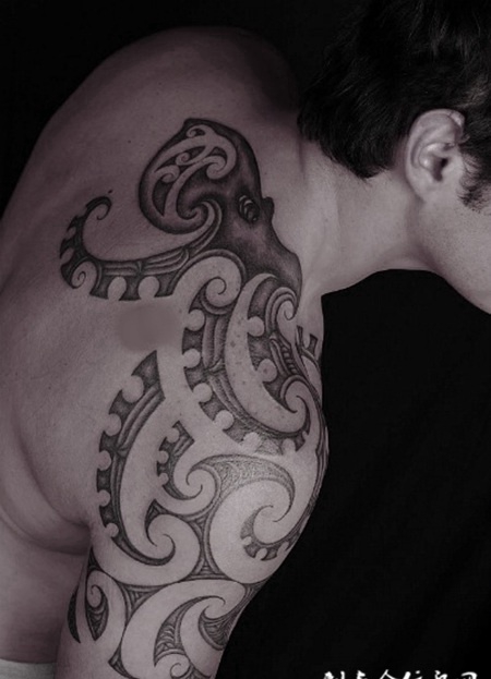 肩膀上的章鱼图腾纹身图案