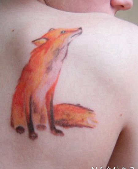 后背上的狐狸纹身图案
