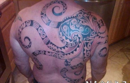 后背上的章鱼图腾纹身图案