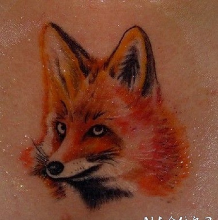 胸前的狐狸头纹身图案