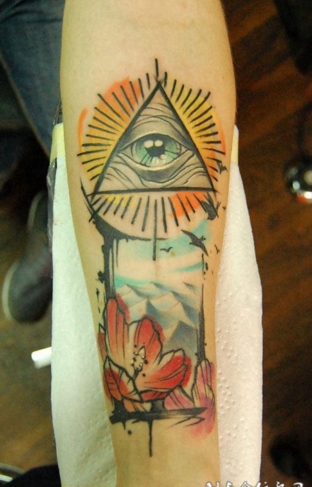 小臂上的眼睛与花朵纹身图案