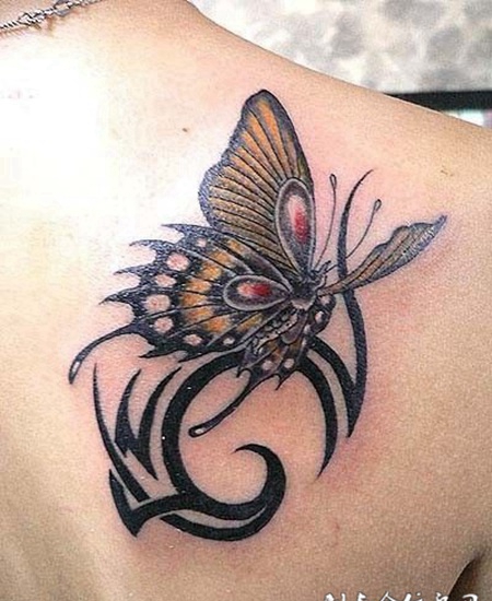 后背上的蝴蝶图腾纹身图案