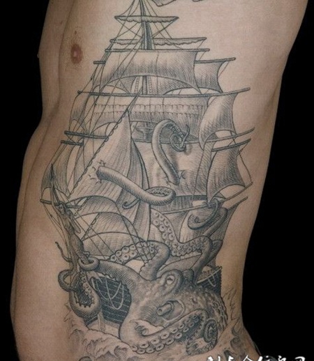 腰侧的帆船章鱼纹身图案