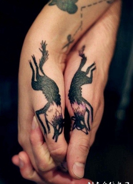 大拇指上的狐狸情侣纹身图案