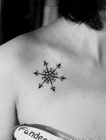 锁骨上的雪花纹身图案