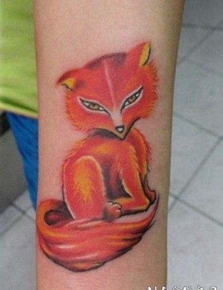 小臂上的卡通小狐狸纹身图案