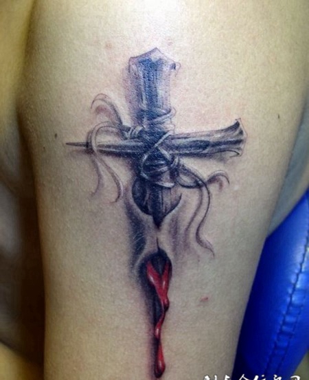 大臂上的钉子十字架纹身图案