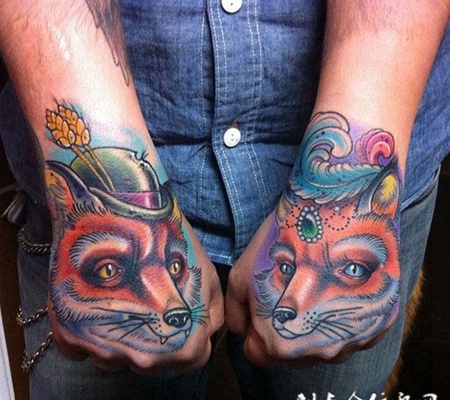 手背上的狐狸头纹身图案