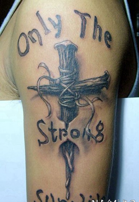 大臂上的钉子十字架英文纹身图案