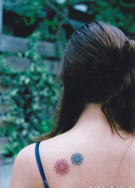 后背上的雪花的纹身图案