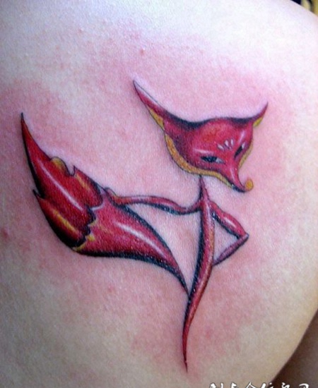 后背上的卡通小狐狸纹身图案