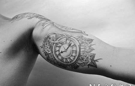 大臂上的时钟纹身图案